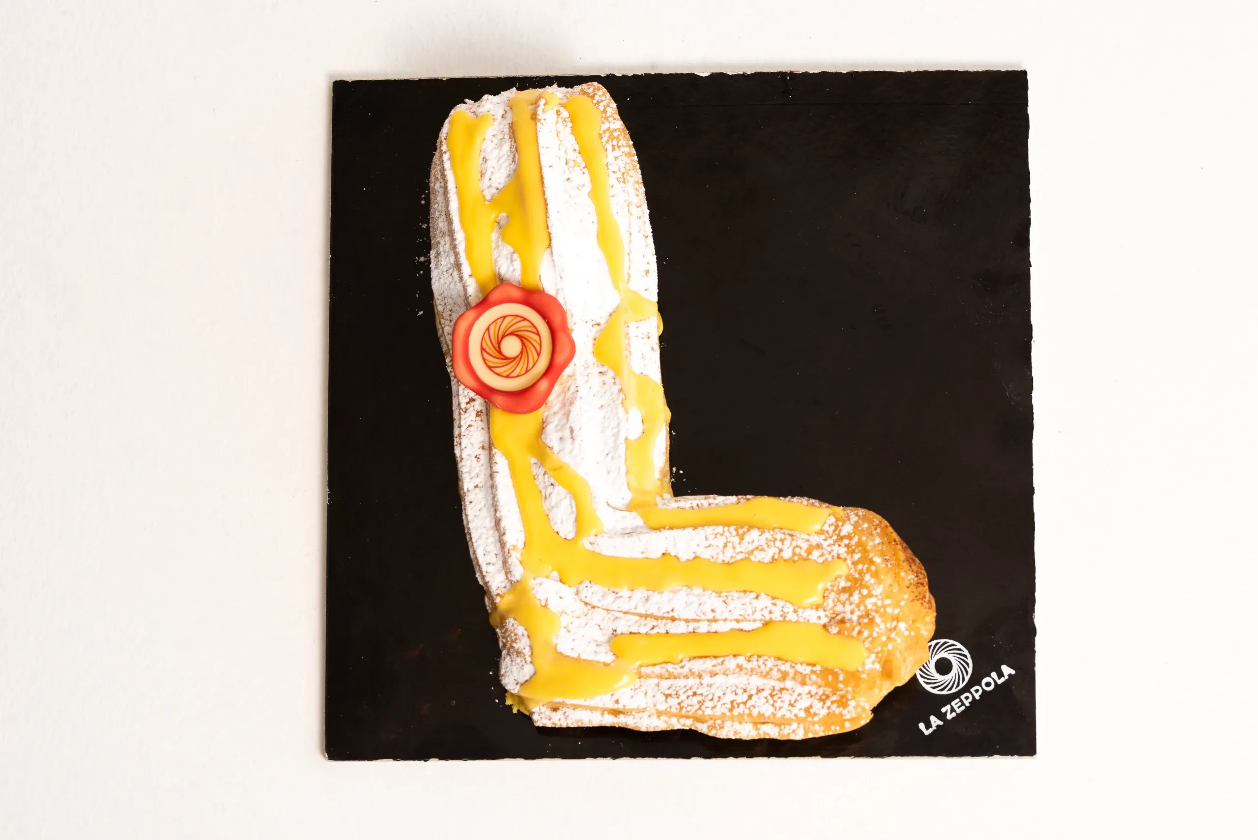 Torta zeppola a forma di lettera